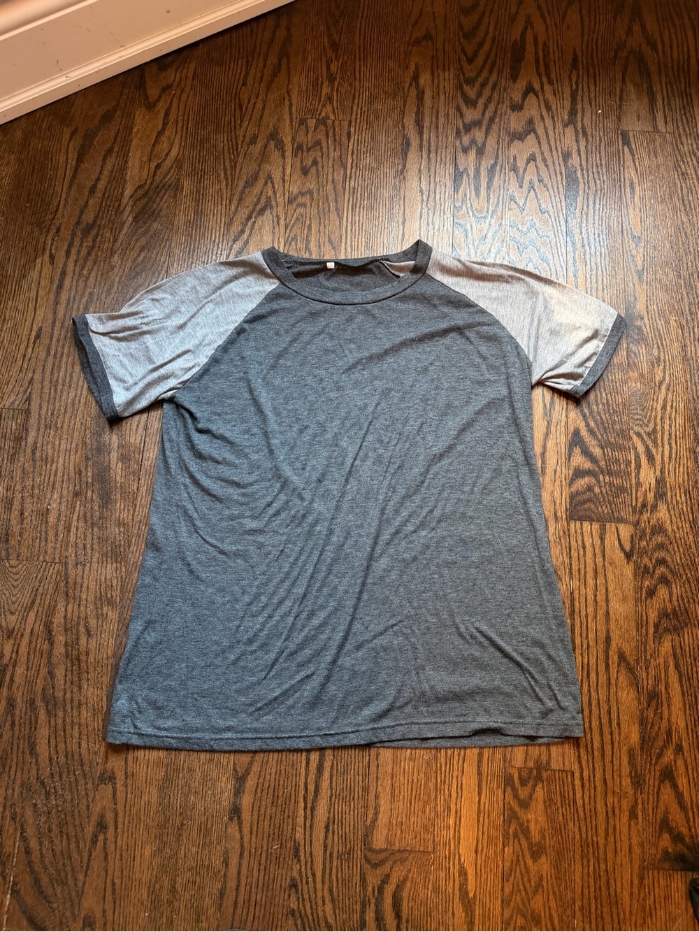 Men's Two-Tone Raglan Crew Neck Shirt - Gray